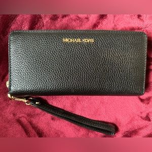 Beautiful Black Leather Wallet From Michael Kors. Perfect Condition! Nover Used!